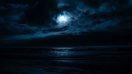 Moonlight between the clouds wallpaper