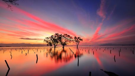 Serene Sunset Over Tranquil Waters wallpaper
