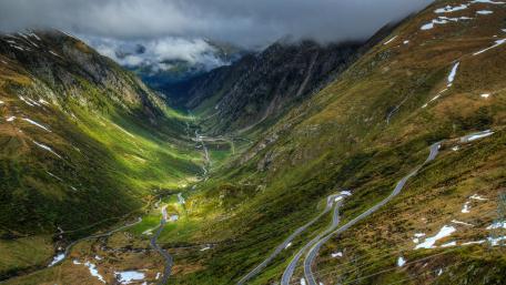Road in the valley wallpaper