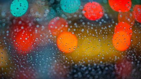 Waterdrops with bokeh lights wallpaper