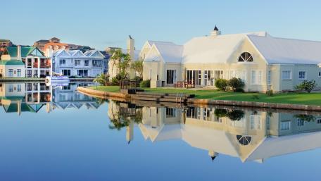 White house reflected in the body of water wallpaper