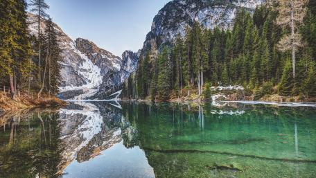 Winter's Tranquil Reflection on Mountain Lake Landscape wallpaper