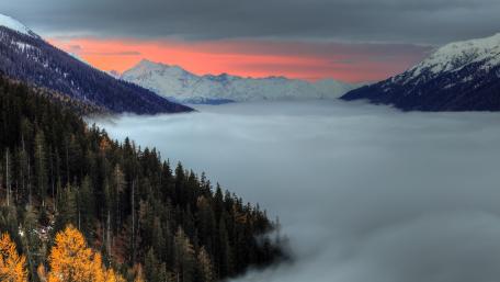 Hazy mountains wallpaper