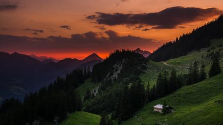 Breathtaking Dawn Over Majestic Mountains wallpaper