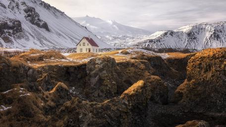 House in the mountains wallpaper