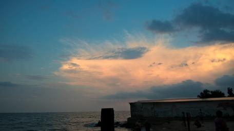Serene Sunset Over the Calm Sea wallpaper