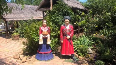 Traditional Sculpture Embracing Cultural Heritage in Nature wallpaper