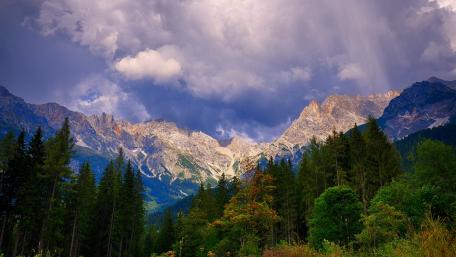 Mountain peaks under the clouds wallpaper