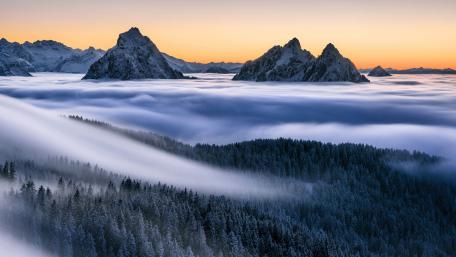 Morning haze in the mountains wallpaper