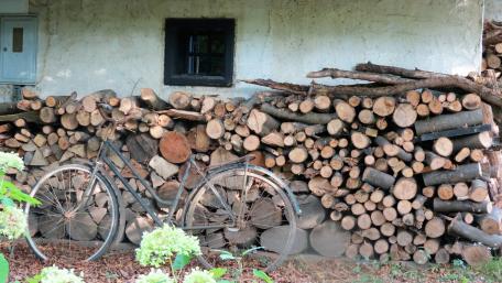 Old bike near the country house wallpaper