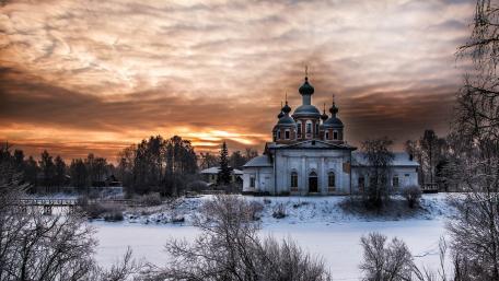 Serenity of a Winter Temple Scene wallpaper