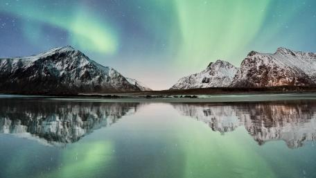 Polar lights over Skagsanden Beach (Norway) wallpaper