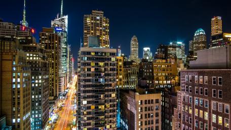 Vibrant Metropolis at Nighttime Glow wallpaper