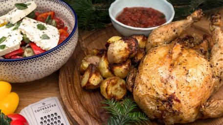 Succulent Roast Chicken and Sides Delight wallpaper