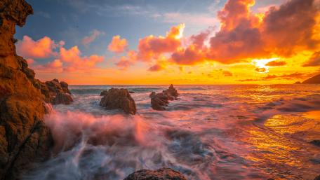 Beautiful sunset over the ocean wallpaper