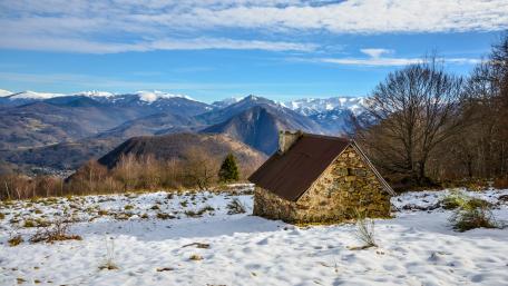 Hut in the mountains wallpaper
