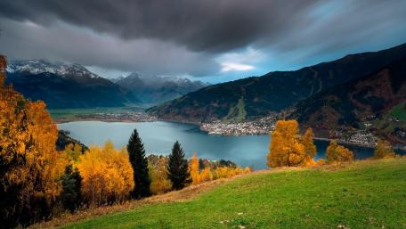 Millstatt Lake at fall (Austria) wallpaper