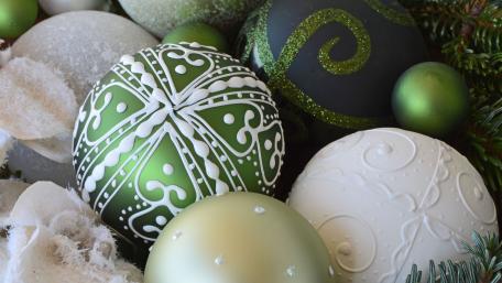 Green and white Christmas balls wallpaper