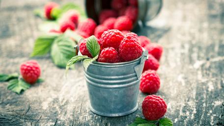 A small bucket of raspberry wallpaper