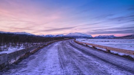 Endless winter road wallpaper