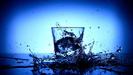 Splashing glass of water wallpaper