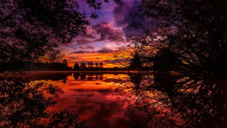 Scenic sunset reflected on lake wallpaper