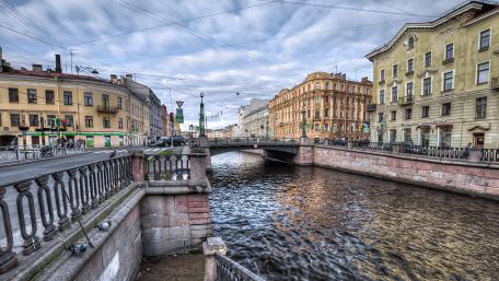 Stunning Cityscape Over Tranquil Canal Views wallpaper