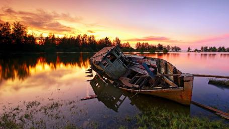 Abandoned boat wreck wallpaper