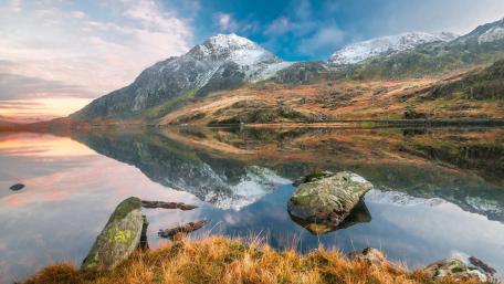 Mirrored landscape wallpaper
