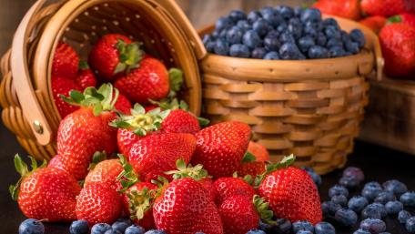 Berry basket wallpaper