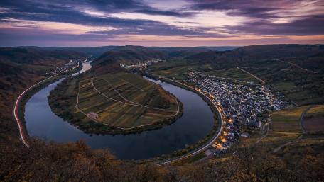 Mosel River Bend in Bremm wallpaper