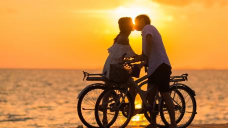 Kissing couple wallpaper