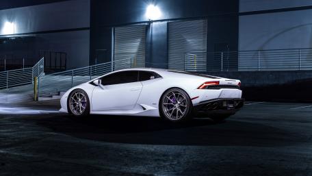 Snow-white Lamborghini Huracan wallpaper