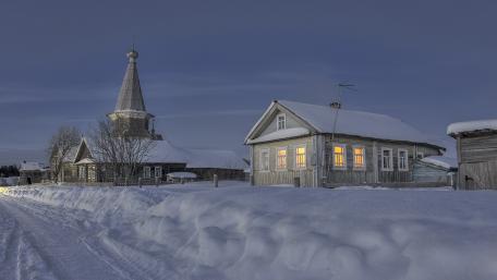 Winter Evening in a Snowy Village wallpaper