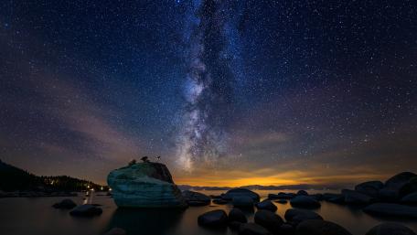 Milky way on starry night sky wallpaper