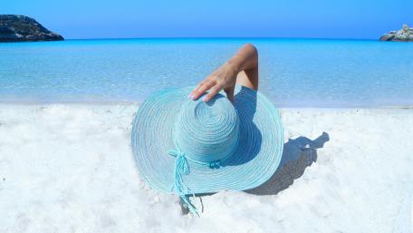 Hat in the sand wallpaper