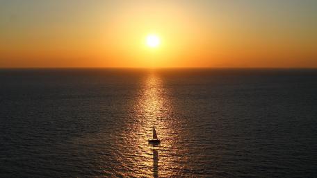 Sunset Serenity on the Open Sea wallpaper
