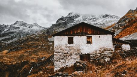 Abandoned old house in the mountains wallpaper