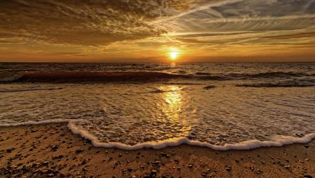Sea waves in the golden hour wallpaper