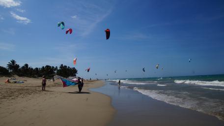 Kitesurfing on strand wallpaper