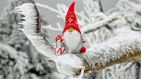 Cute Santa Claus figure wallpaper