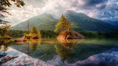 Small islets on the Hintersee Lake wallpaper