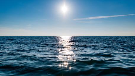 Tranquil Seas Under a Radiant Sky wallpaper