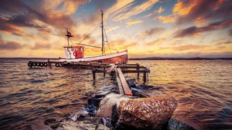 Serene Sunrise by the Pier wallpaper