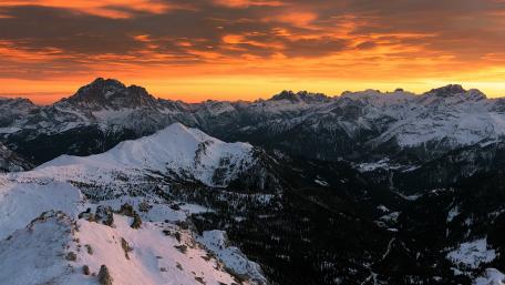 Majestic Winter Sunrise Over Snowy Peaks wallpaper