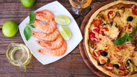 Pizza with shrimp scampi wallpaper