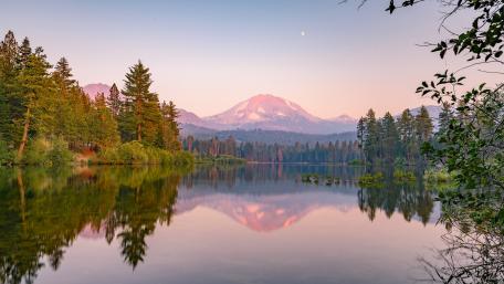 Manzanita Lake (Lassen Volcanic National Park. California) wallpaper