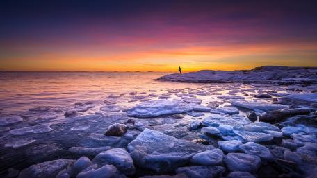Tranquil Winter Sunrise Over Icy Shoreline wallpaper