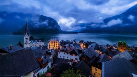 Cloudy Hallstatt and Hallstattersee wallpaper