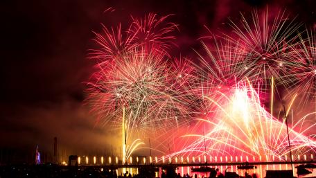 Fireworks Over the Water wallpaper